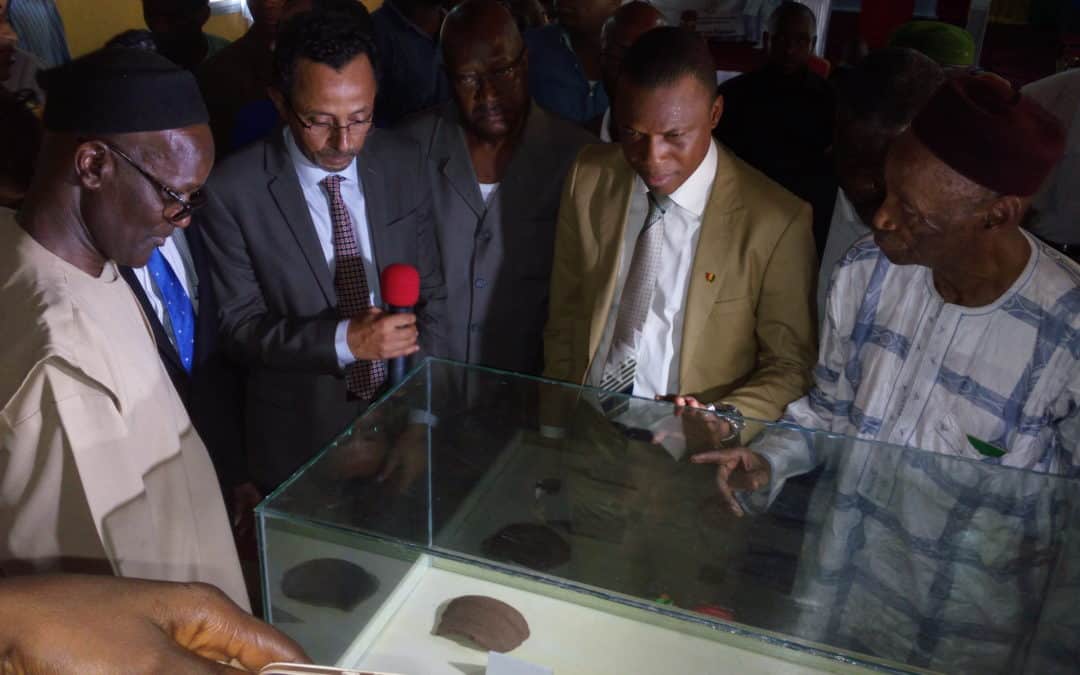 Houcine Dahmane et Mathilde L’Hour ont participé à la restitution du matériel archéologique découvert par Luca Pollarolo sur le projet minier de la CBG